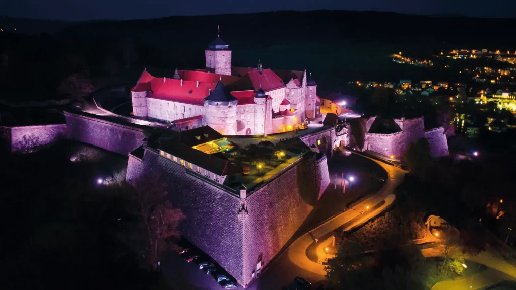 Blick auf die Festung Kronach aus Drohnenperspektive bei Nacht