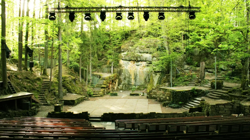 Foto der Naturbühne in Trebgast - ein alter Steinbruch mit Treppen, Bäumen und Zuschauerplätzen